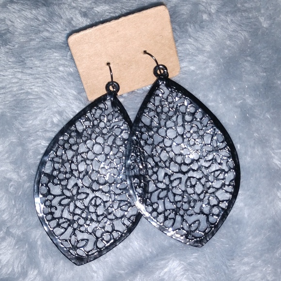 Floral Hollow Leaf Shaped Drop Earrings - Picture 5 of 8